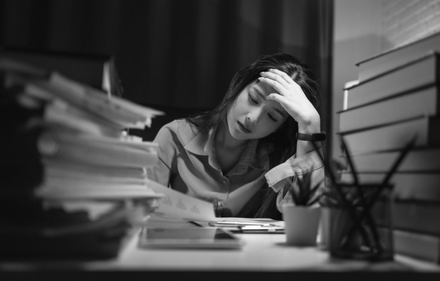 Análisis detallado de indicadores financieros en sesión de estudio