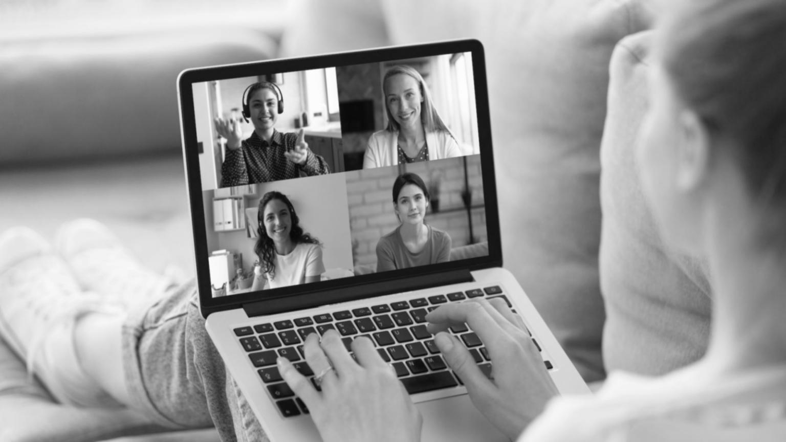 Sesión colaborativa de análisis financiero en plataforma virtual