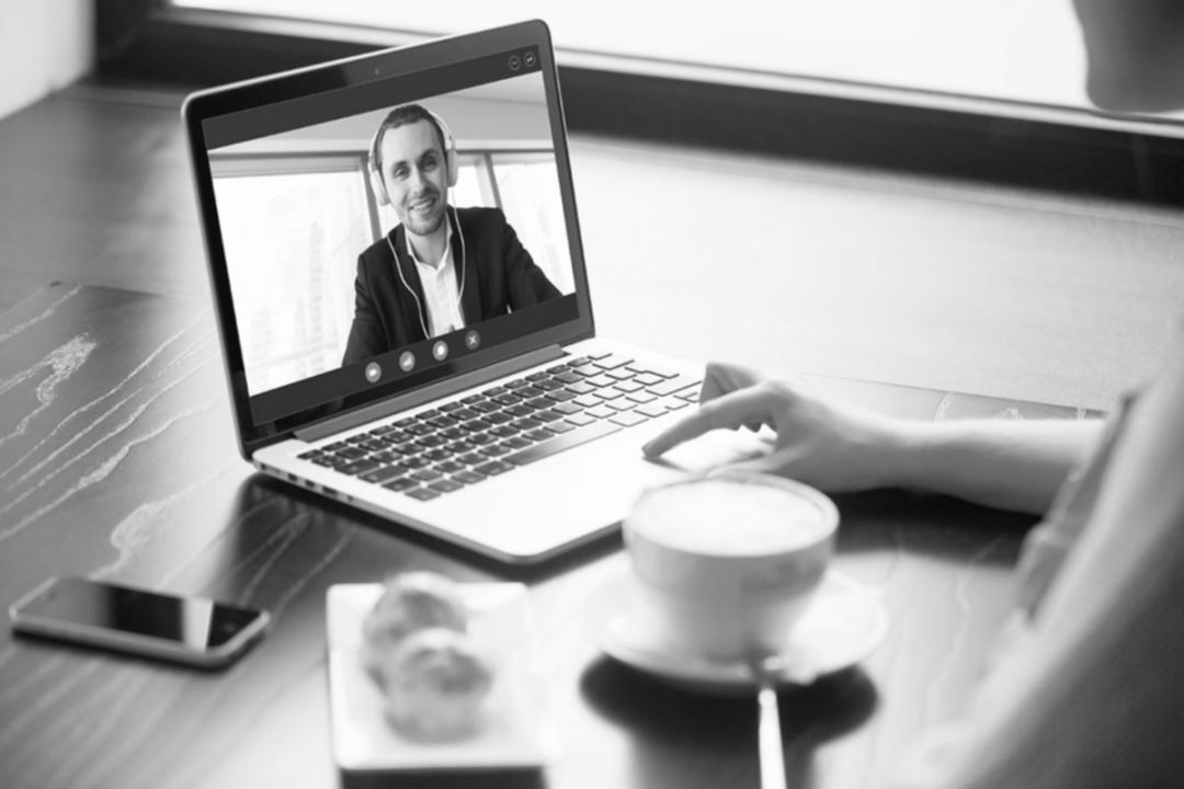 Profesional analizando datos financieros en computadora