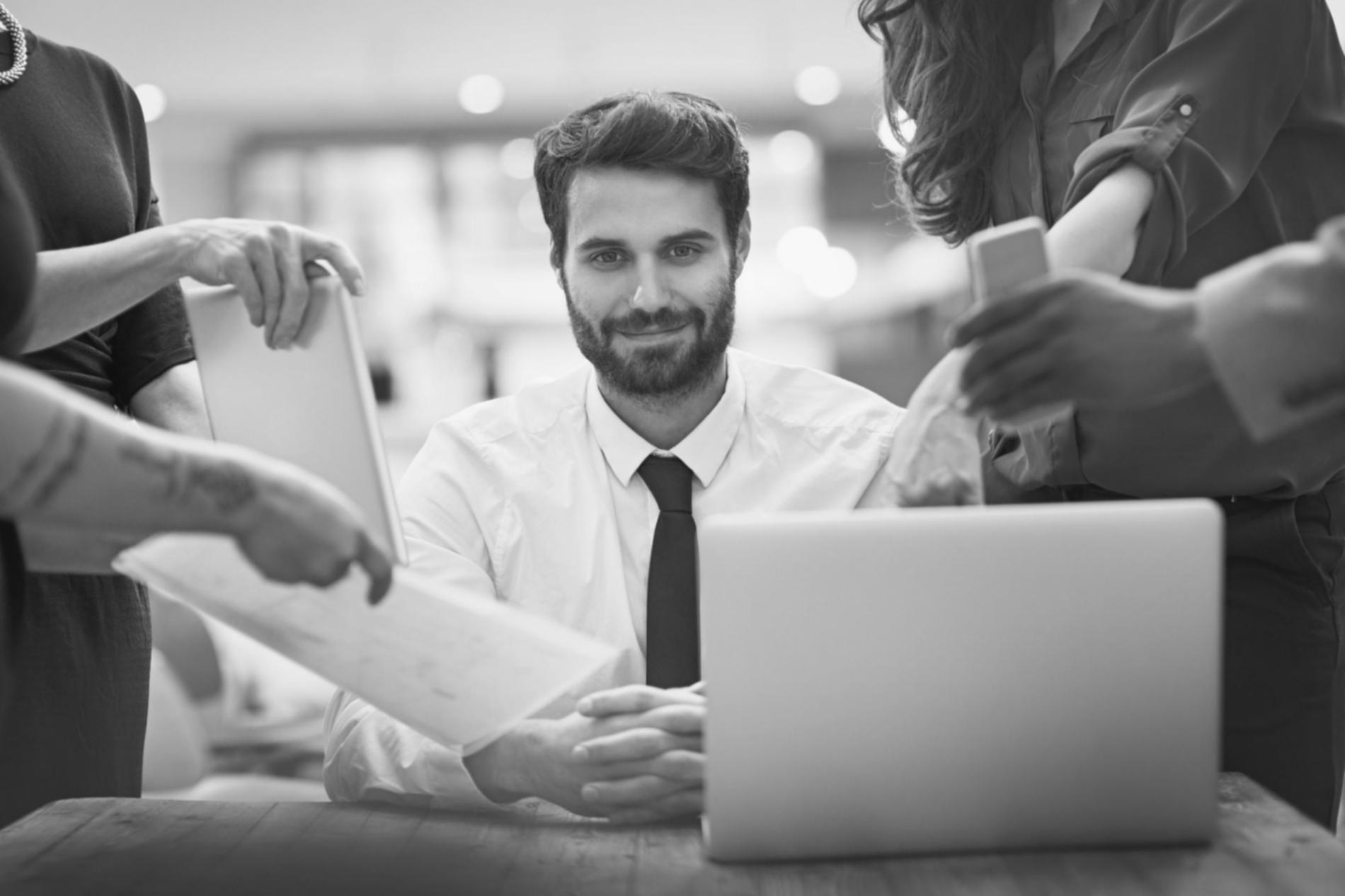 Profesionales analizando estados financieros en sesión educativa