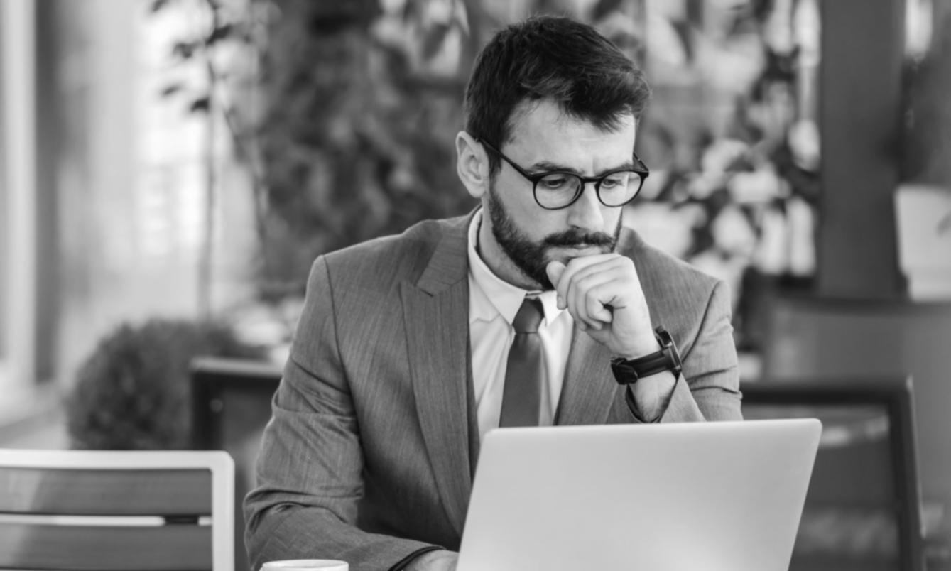 Sesión de análisis financiero con documentos y reportes